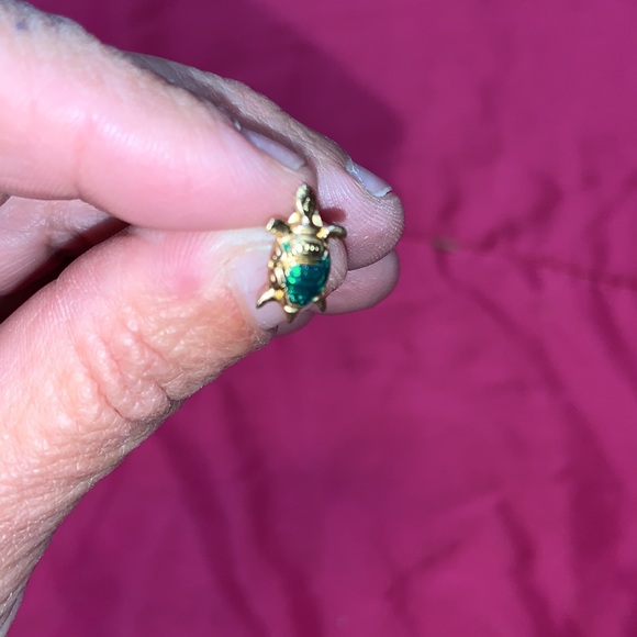 Tiny turtle gold earrings pierced with backs - Picture 3 of 5